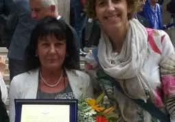 La signora Carla Oggero, Maestro del Lavoro, ha ricevuto i complimenti della Cottà dalla assessora comunale Carla Eandi, qui poco dopo la premiazione di sabato scorso a Cuneo